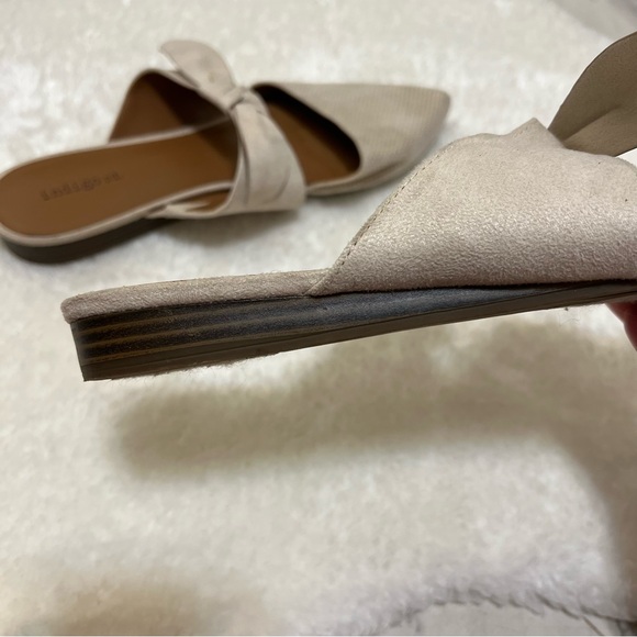 Excellent Condition Indigo Rd. Bow Flats - Picture 4 of 4